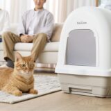 【わが家も導入検討】アイリスオーヤマの新型「RacLean(ラクリーン) 炭脱臭ファン付き猫トイレ」が気になる！臭気判定士監修で4か月間99%脱臭って本当？